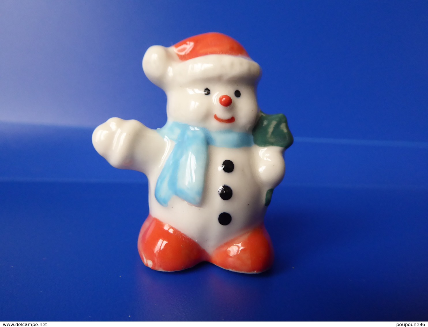 FEVE - FEVES -   BONHOMME DE NEIGE - TROU DESSOUS - SUJET MINIATURE H : 4 Cm - BERET ROUGE ECHARPE BLEUE - Autres & Non Classés