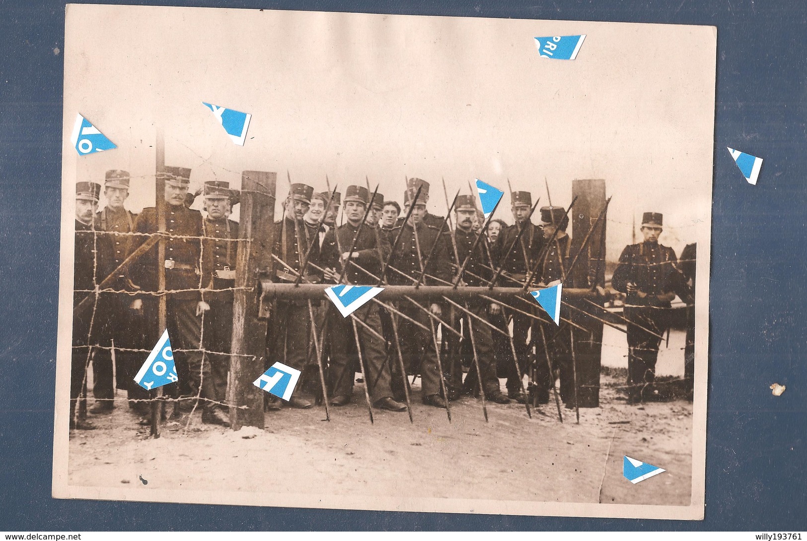 Foto Nederlandse Soldaten Met Vrouwen Achter Pindraad Op De Grens Holland Nederland Belgie 1914 1918 - Oorlog 1914-18