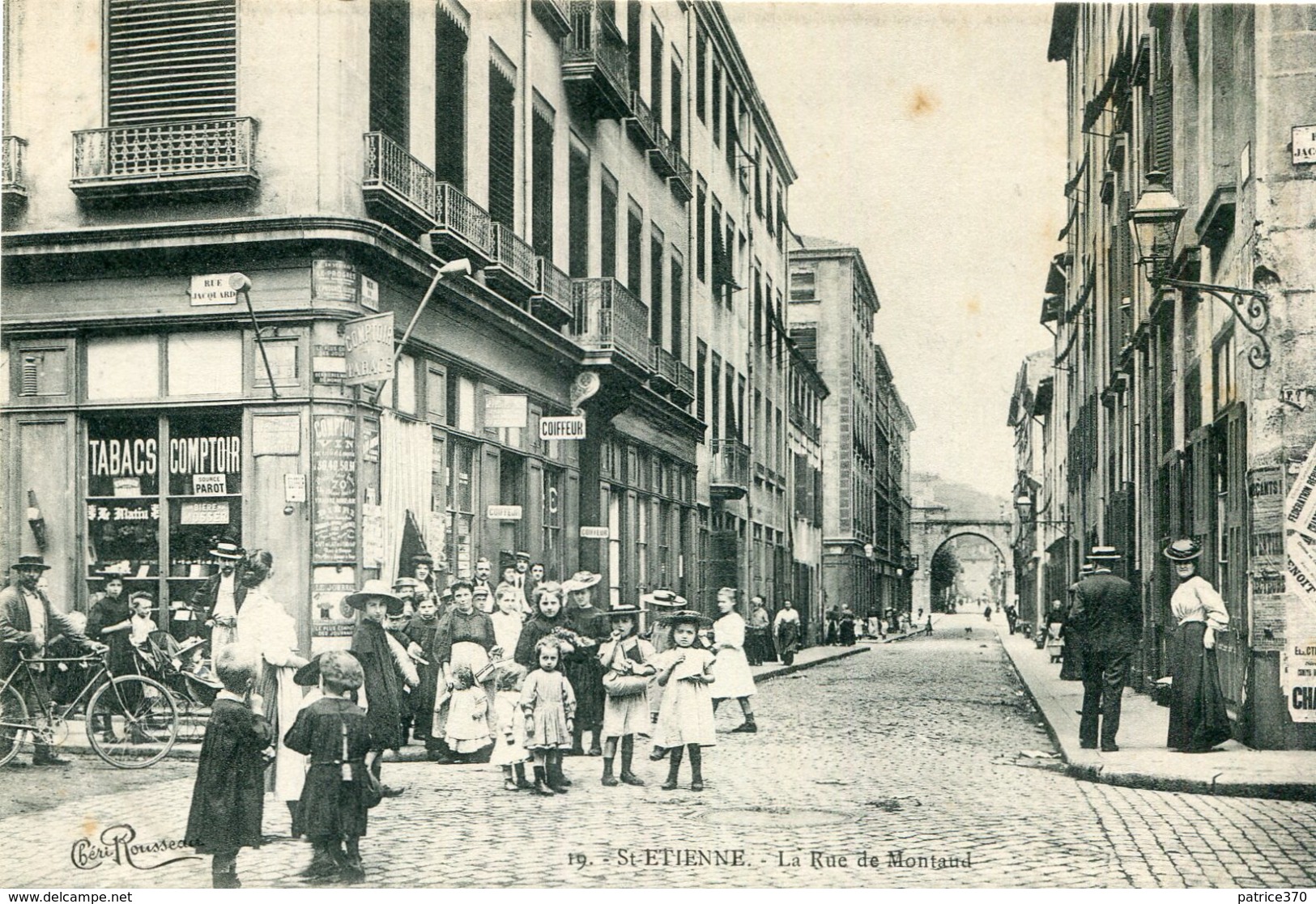 SAINT ETIENNE - Rue De Montaud De Nombreux Enfants à L'angle De La Rue Jacquard - Saint Etienne