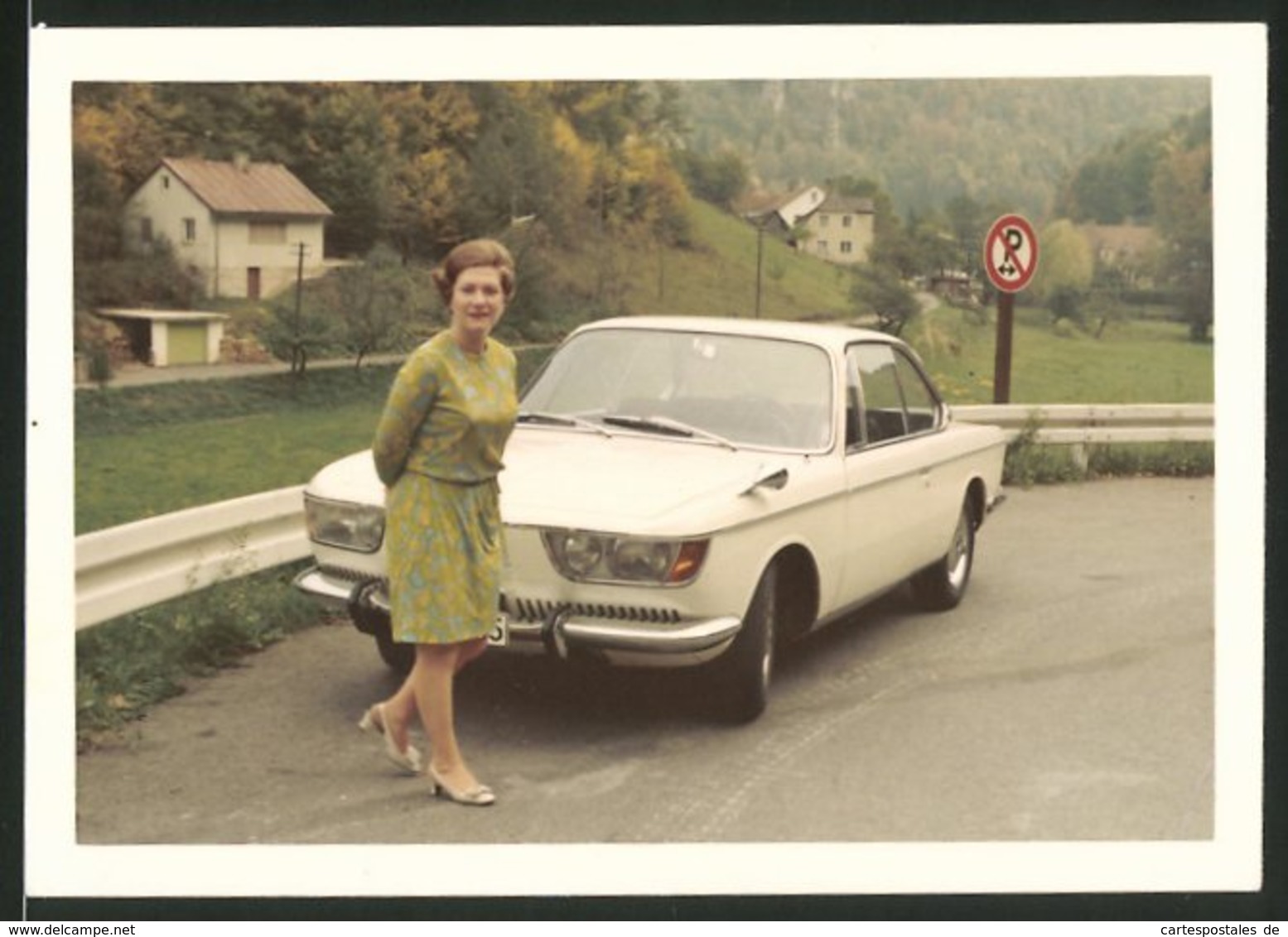 Fotografie Auto NSU, Hausfrau Steht Vor Weissem Coupe - Automobiles