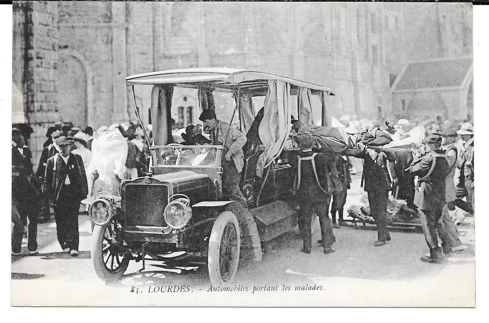 Cpa Lourdes - Automobiles Portant Les Malades . - Lourdes