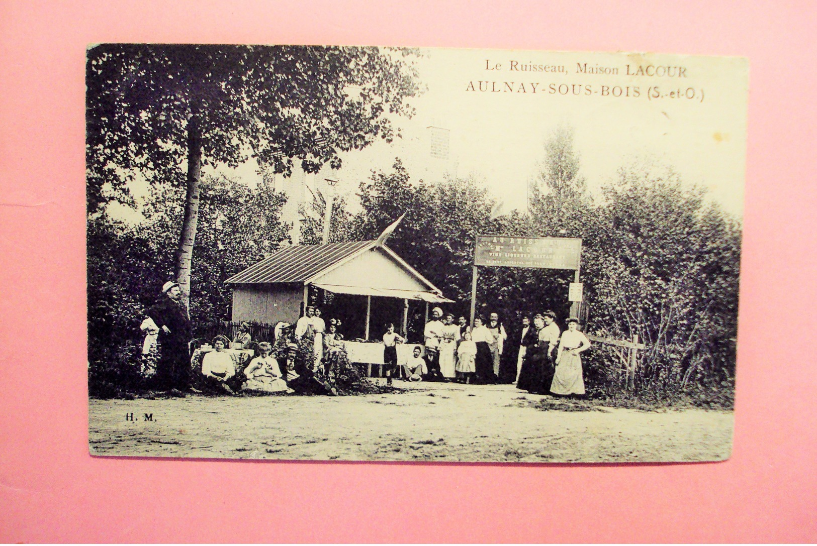 AULNAY LE RUISSEAU " MAISON LACOUR  " CAFE RESTAURANT BEAU PLAN SUR PERSONNAGES DANS LA COUR DEVANT LA BUVETTE. - Aulnay Sous Bois