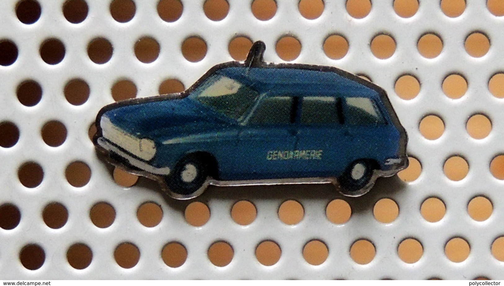 Pin's PEUGEOT 204 Break Gendarmerie Nationale - Collection Utilitaires - Peugeot