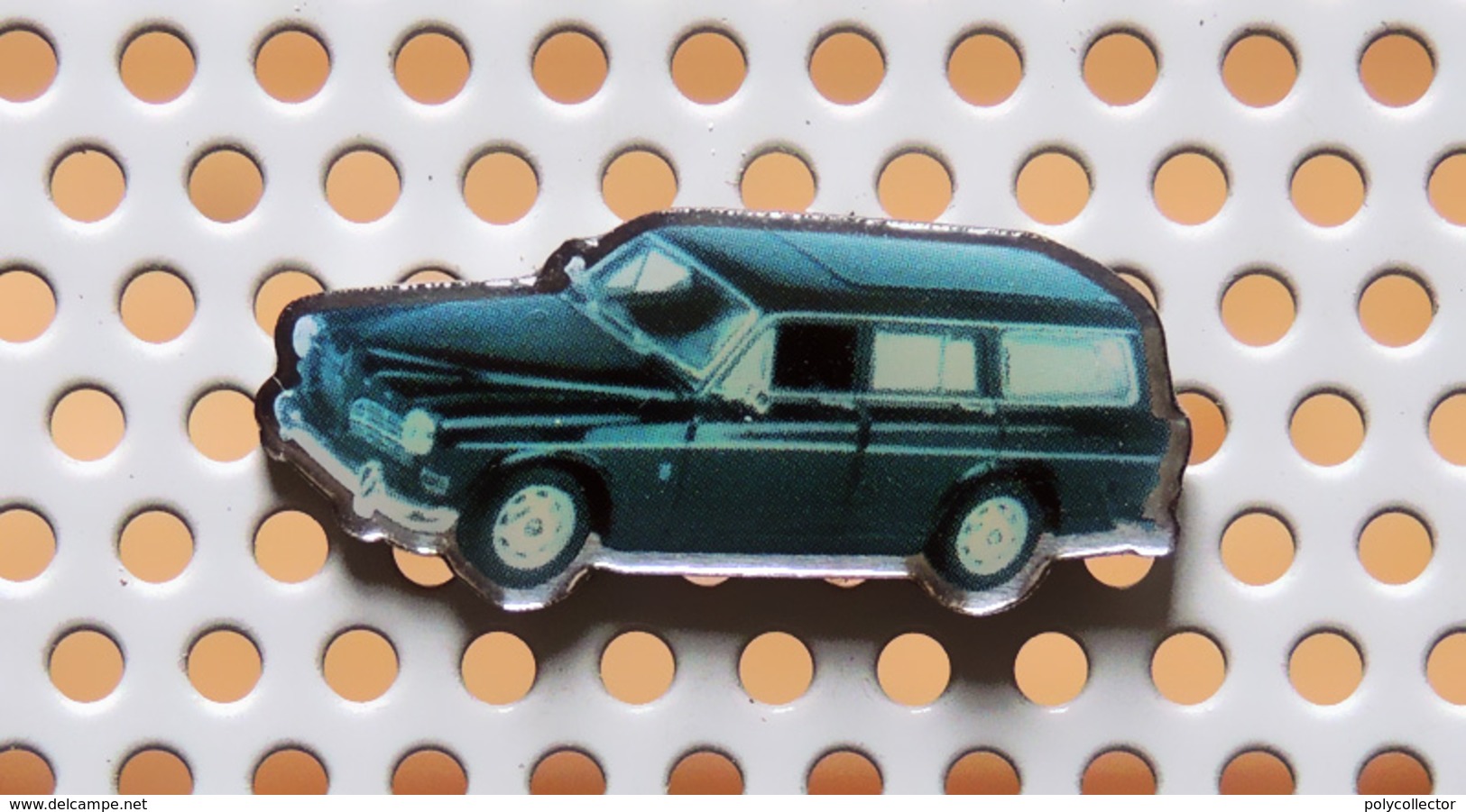 Pin's VOLVO 121 Break - Collection Utilitaires - Autres & Non Classés