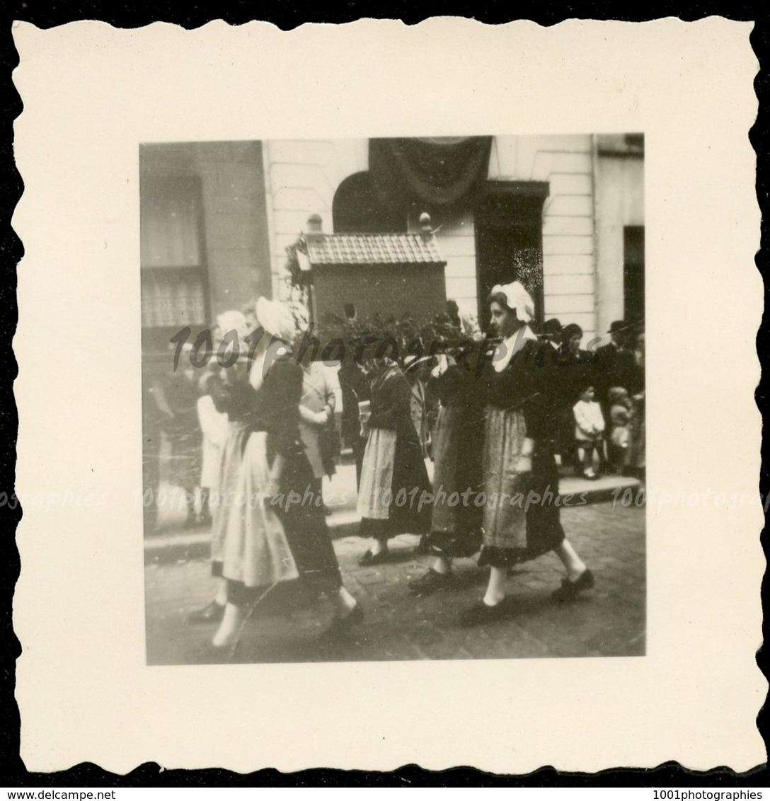 4 Juillet 1948, Ostende. Procession et b&eacute;n&eacute;diction de la mer.8 Snaphots coll&eacute;s sur une page d&#039;