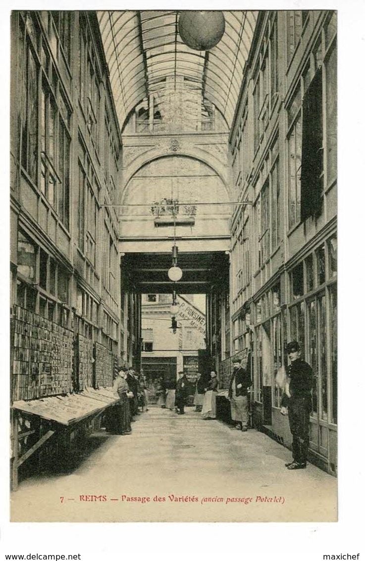 Reims - Passage Des Variétés (ancien Passage Poterlet, Animation, Présentoirs Cartes Postales) Pas Circulé - Reims