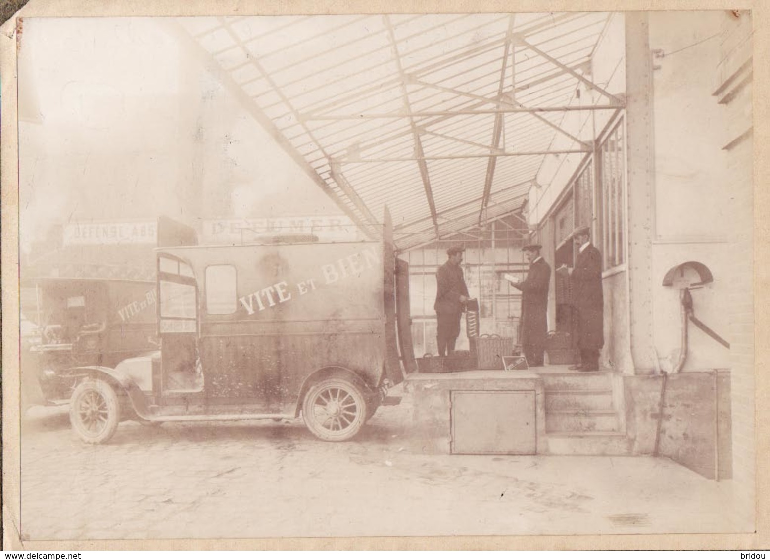 Photo Ancienne    Automobile Dans Un Hangar    16.5 X 11.5 Cm - Automobiles