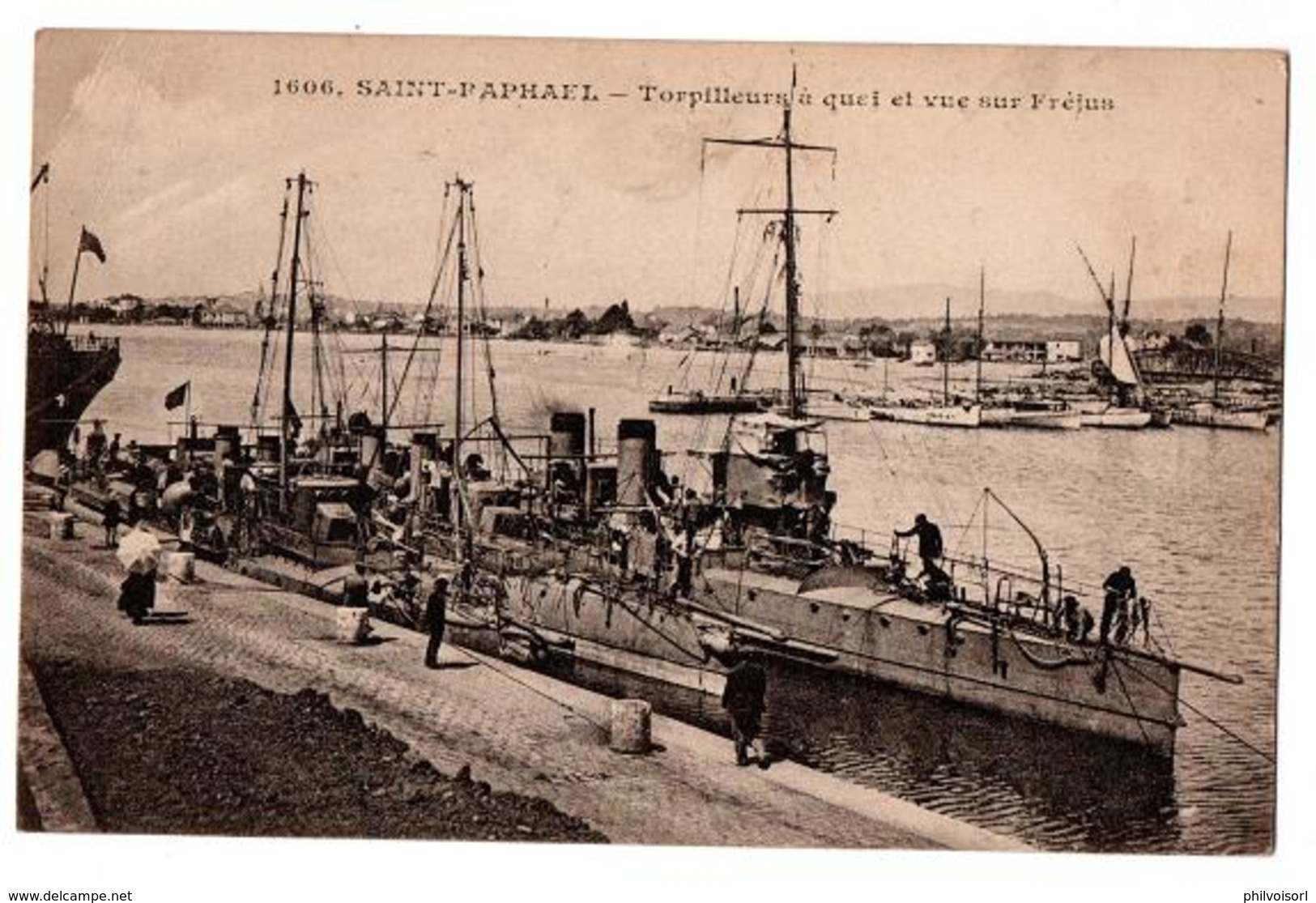 ST RAPHAEL TORPILLEUR A QUAI ET VUE SUR FREJUS TRES ANIMEE - Saint-Raphaël