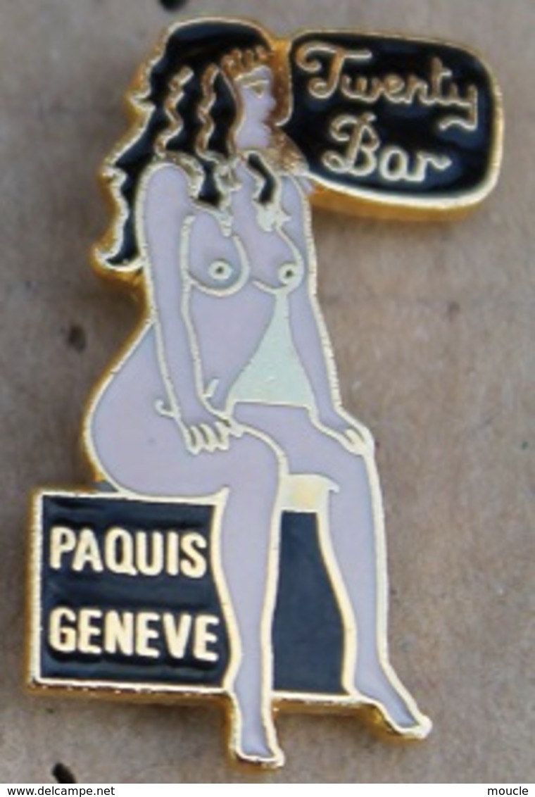 PIN UP ASSISE - CHEVEUX NOIR - TWENTY BAR - PAQUIS GENEVE - SUISSE  - (21) - Pin-ups