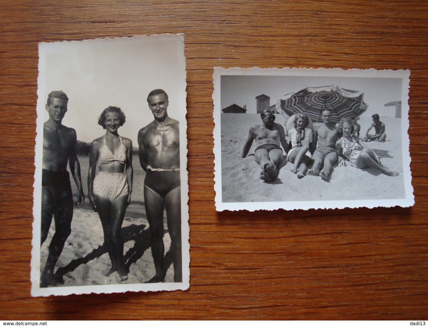 2 Photos De Jeunes Hommes Et Femmes à La Plage (lieu?) - Années 1930-50 - Personnes Anonymes