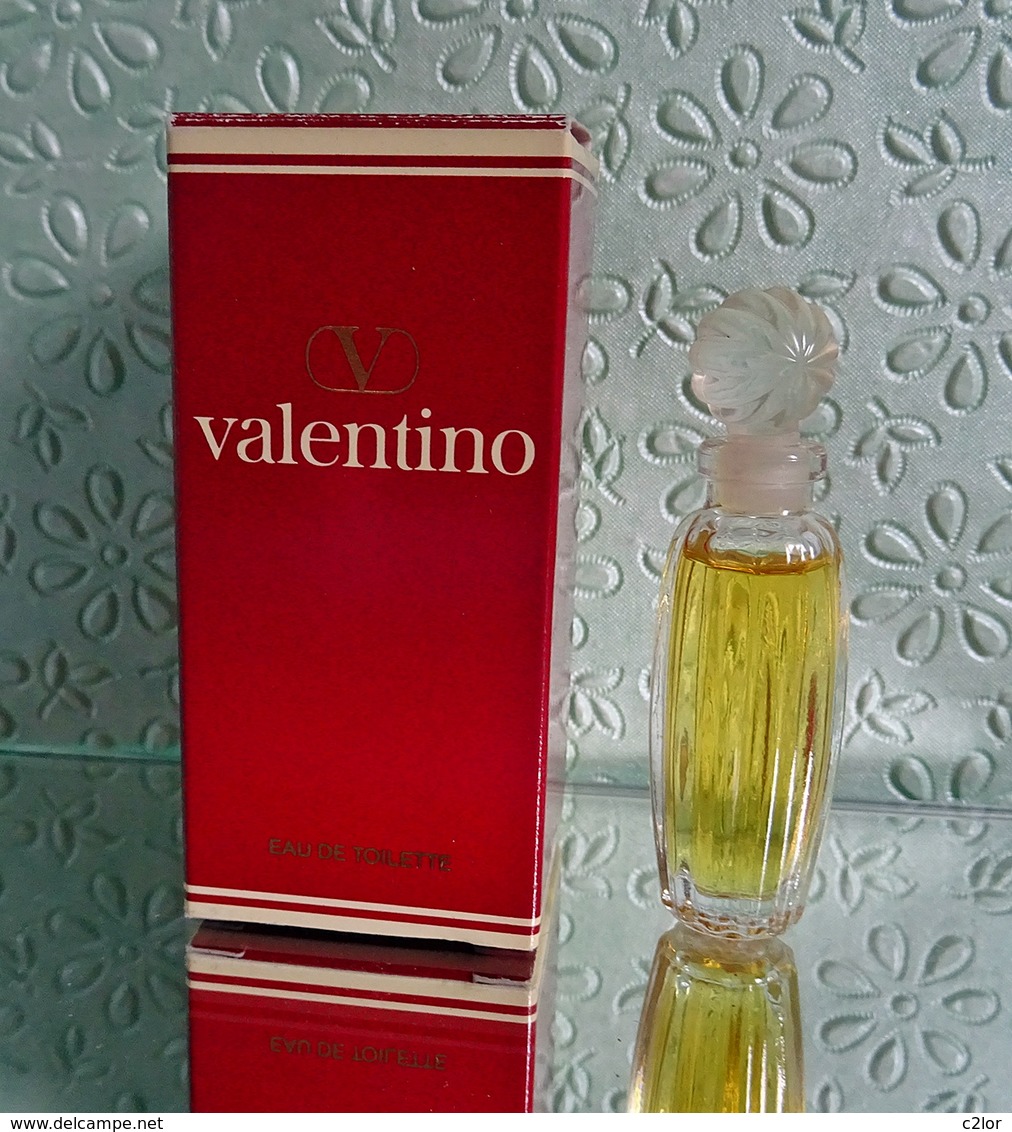 Miniature Semi-ancienne " V  "de VALENTINO   Eau De  Toilette 5 Ml Dans Sa Boite 1985 - Miniatures Femmes (avec Boite)