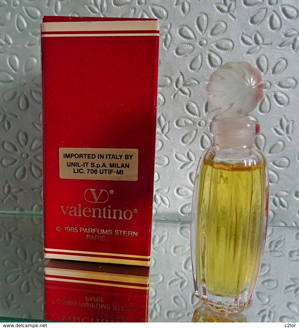 Miniature Semi-ancienne " V  "de VALENTINO   Eau De  Toilette 5 Ml Dans Sa Boite 1985 - Miniatures Femmes (avec Boite)