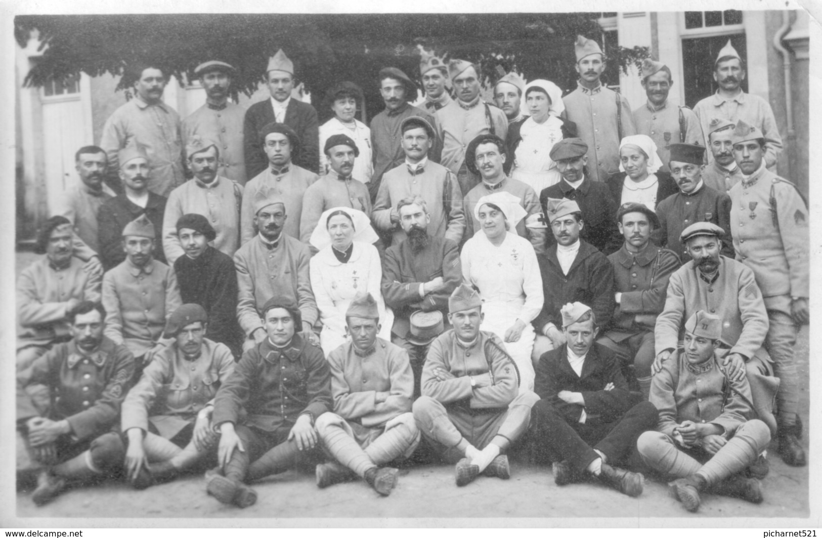 Carte-photo De MONTMORILLON (Vienne) - Groupe De Soldats En Convalescence à L'Hôpital. 2 Scan. - Montmorillon