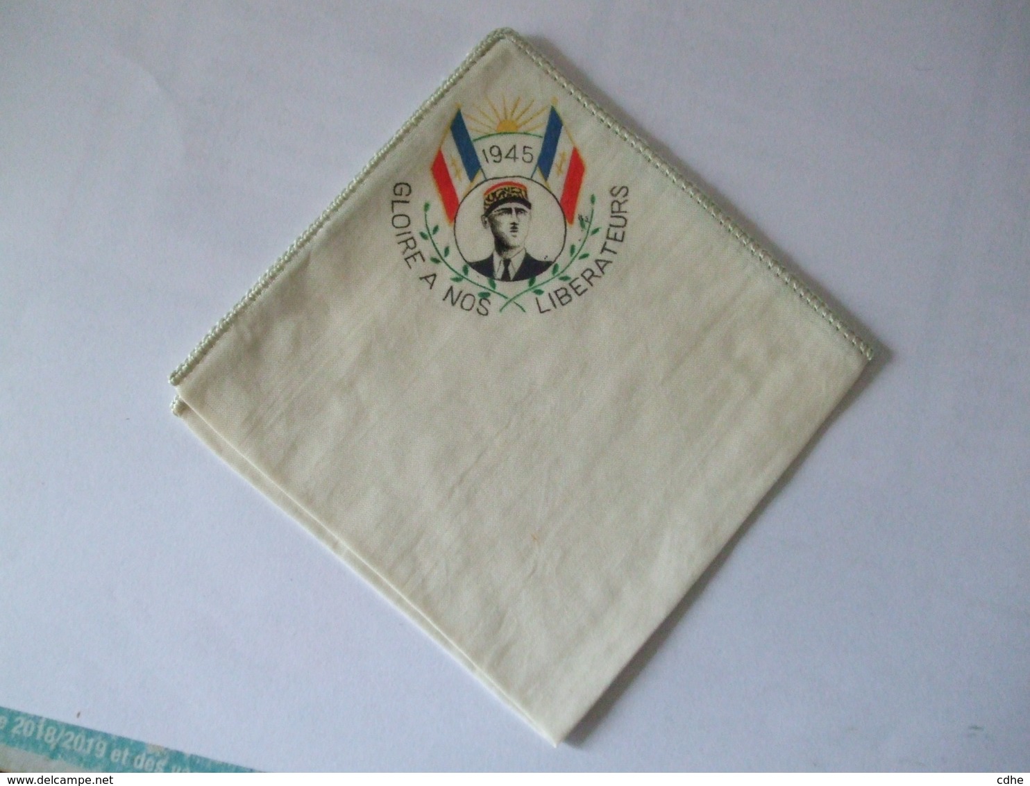 MOUCHOIR / POCHETTE A L'EFFIGIE DU GENERAL DE GAULLE 1945 GLOIRE A NOS LIBERATEURS - 1939-45