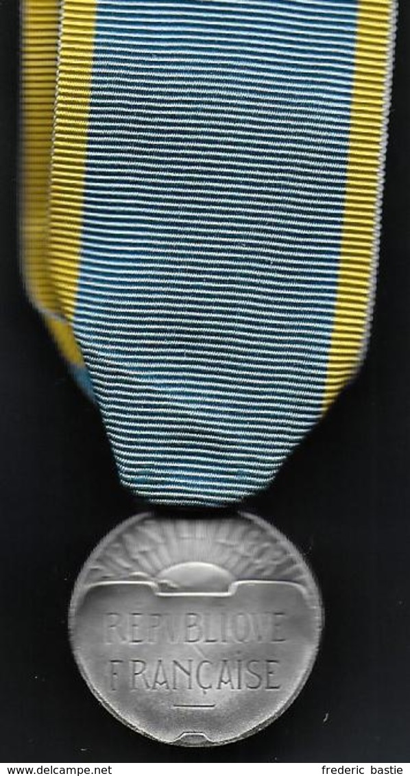 Médaille Education Physique Et Sports ( En Argent 1er Titre ) - France