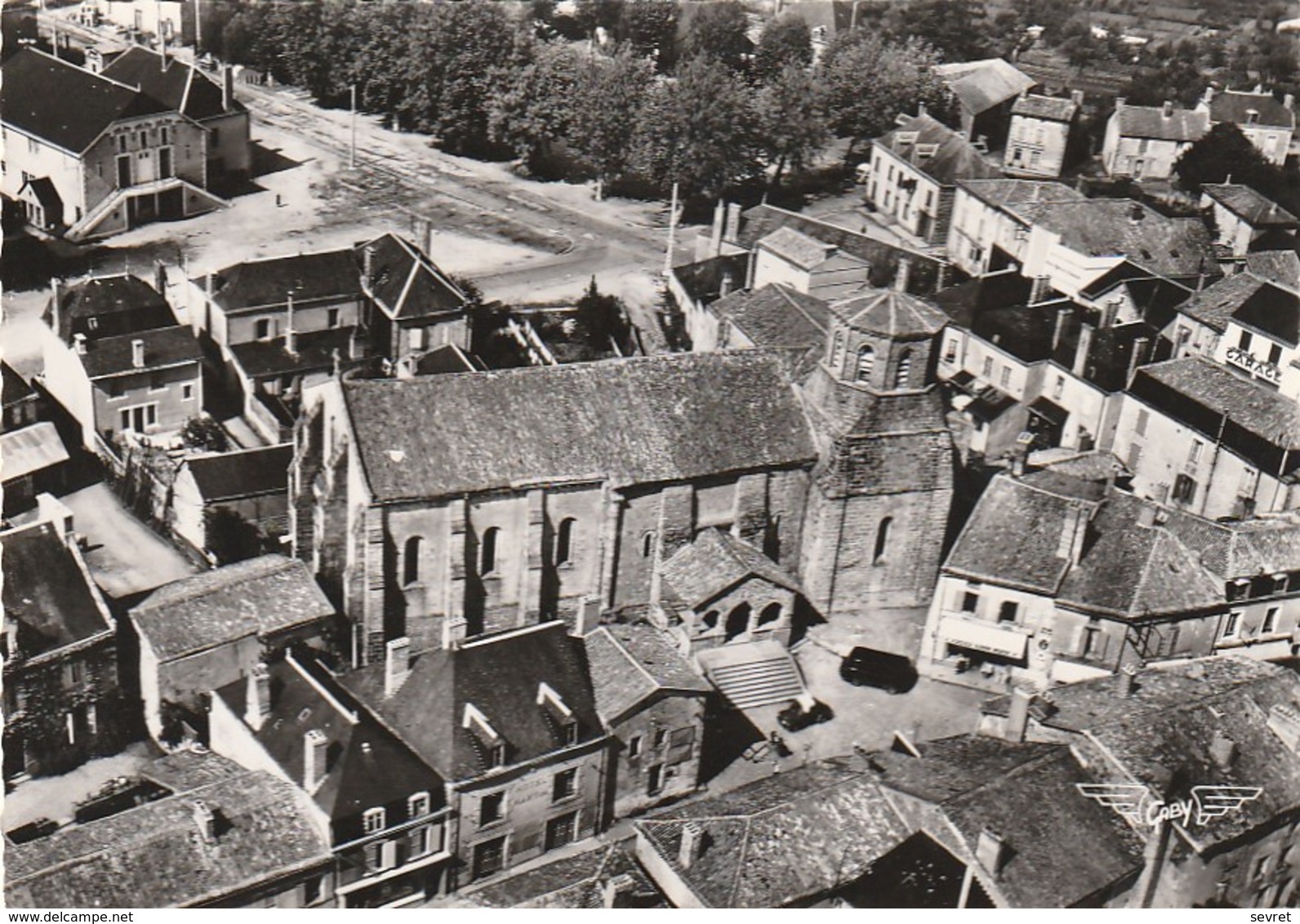 SECONDIGNY. - L'Eglise . Vue Aérienne.  CPM Dentelée - Secondigny