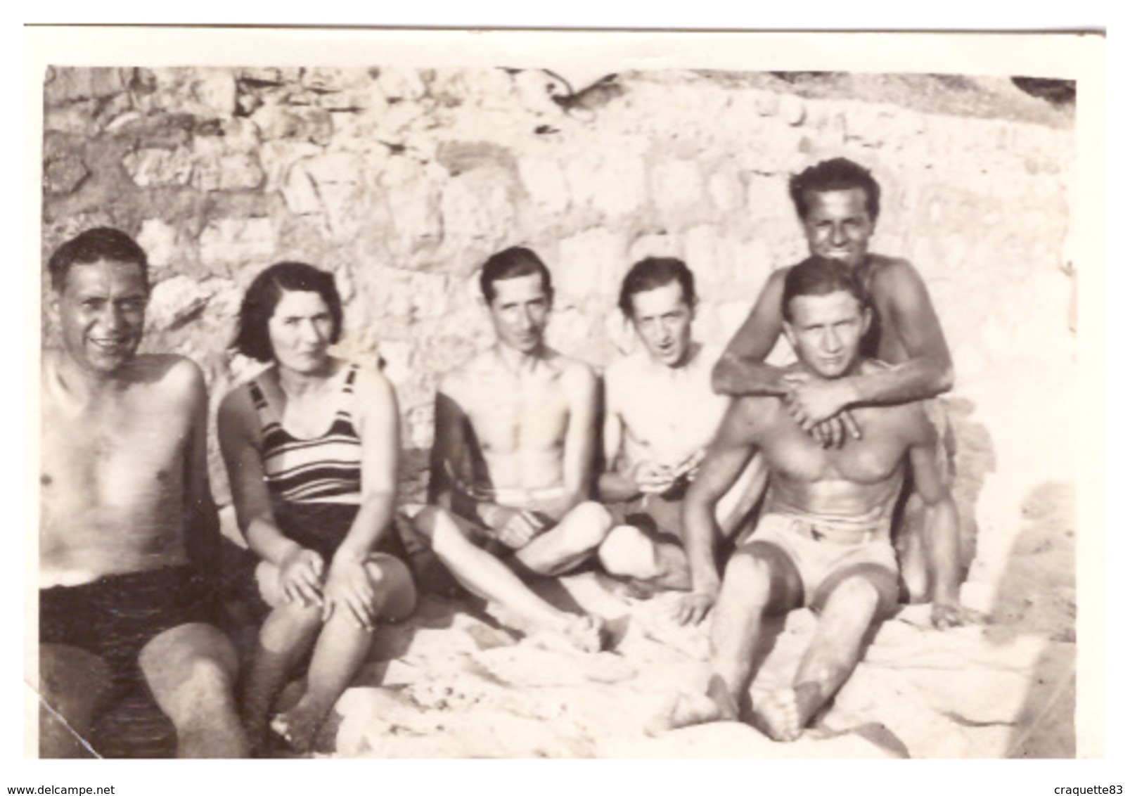 HOMME ET   FEMMES EN MAILLOT SUR LA PLAGE  ANNEE 1960 - Personnes Anonymes