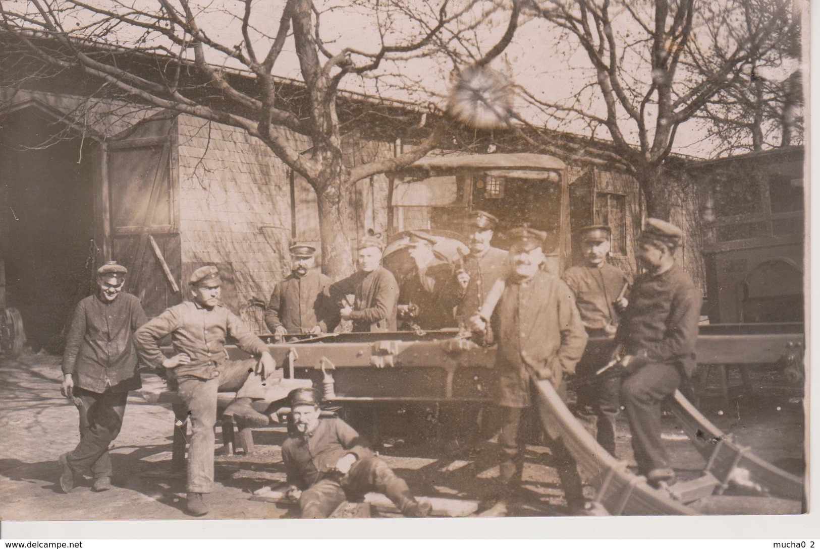 57 - METZ - CARTE PHOTO - MILITAIRES REPARANT DES VEHICULES - Metz