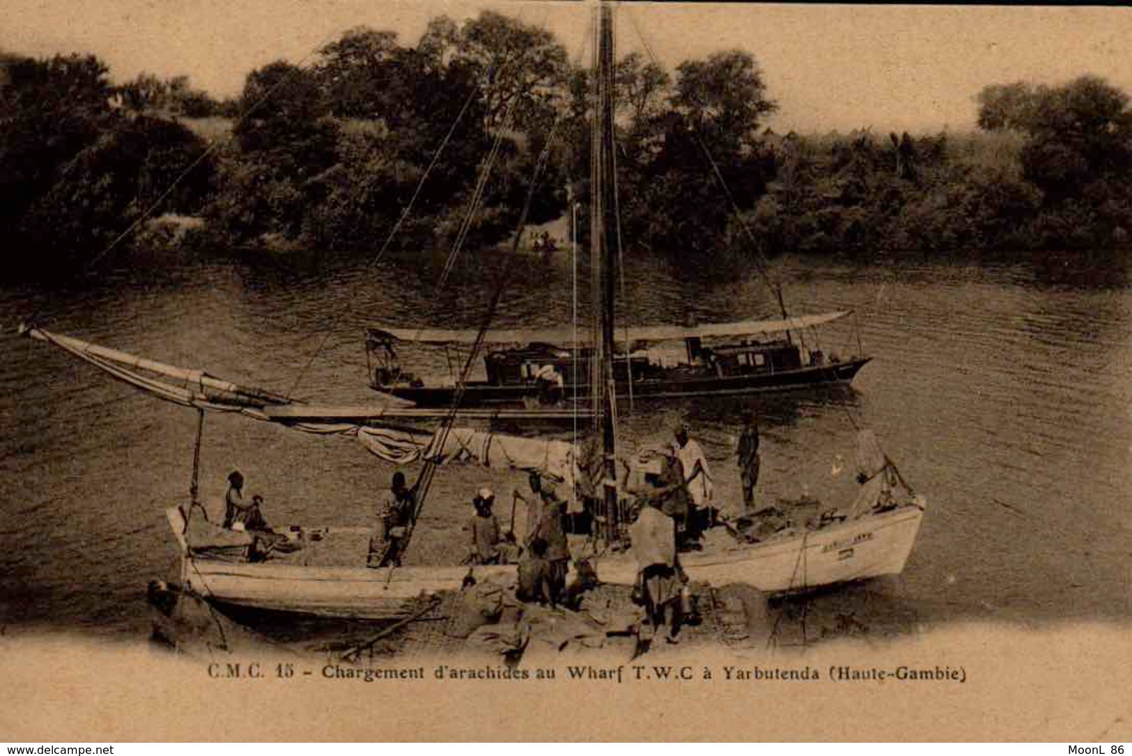 GAMBIE - Ancienne AFRIQUE OCCIDENTALE - CHARGEMENT D ARACHIDES AU WHARF T.W.C. A YARBUTENDA - Gambia