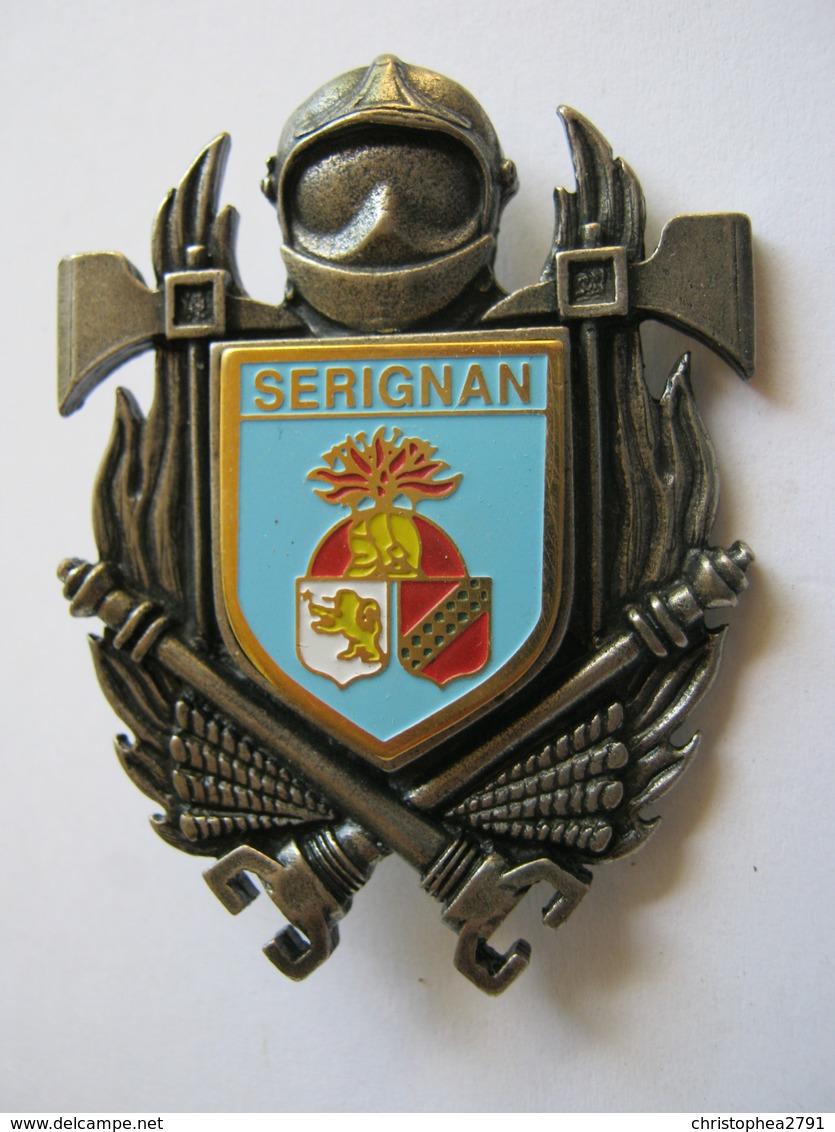 INSIGNE DES SAPEURS POMPIERS POMPIER DE SERIGNAN 34  ETAT EXCELLENT - Pompiers