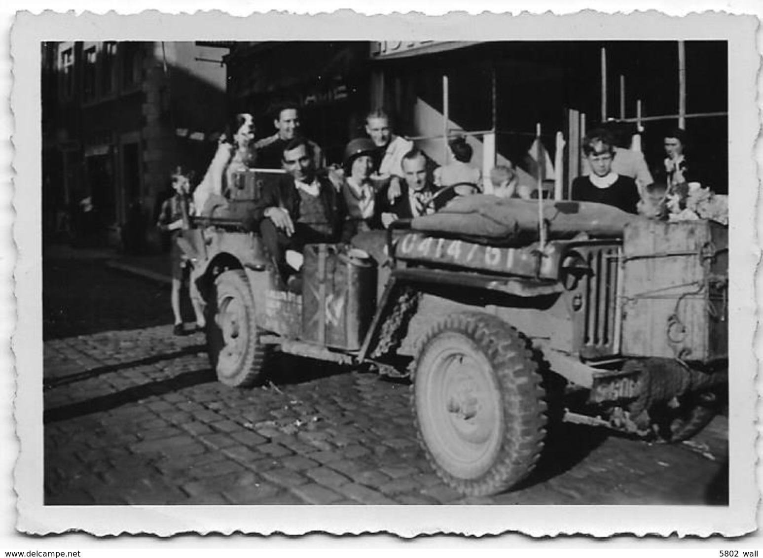 LIBERATION Septembre 1944 : AYWAILLE (?) Jeep U.S. Avec Civils - Guerre, Militaire