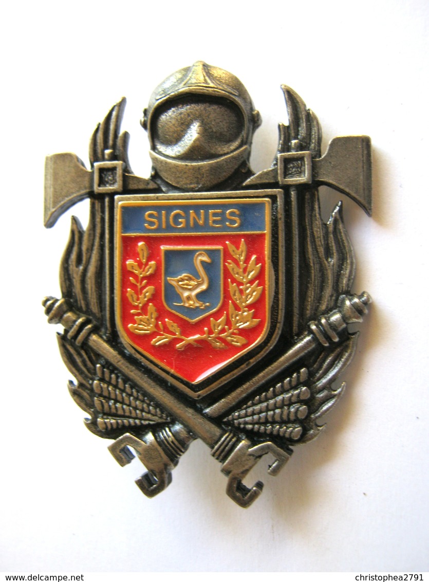 INSIGNE DES SAPEURS POMPIERS POMPIER DE SIGNES 83 ETAT EXCELLENT - Pompiers