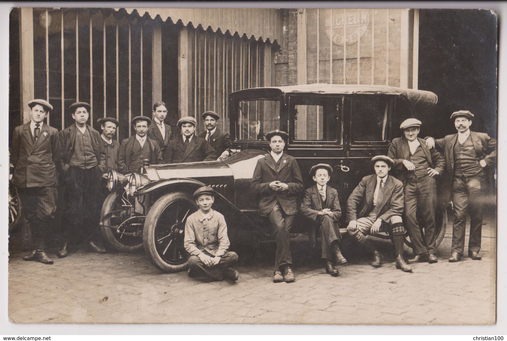 CARTE PHOTO D'UN GARAGE AUTOMOBILE : PUBLICITE " MICHELIN 1909 " - VOITURE - MARQUE A DETERMINER - OUVRIERS - 2 SCANS - - A Identifier