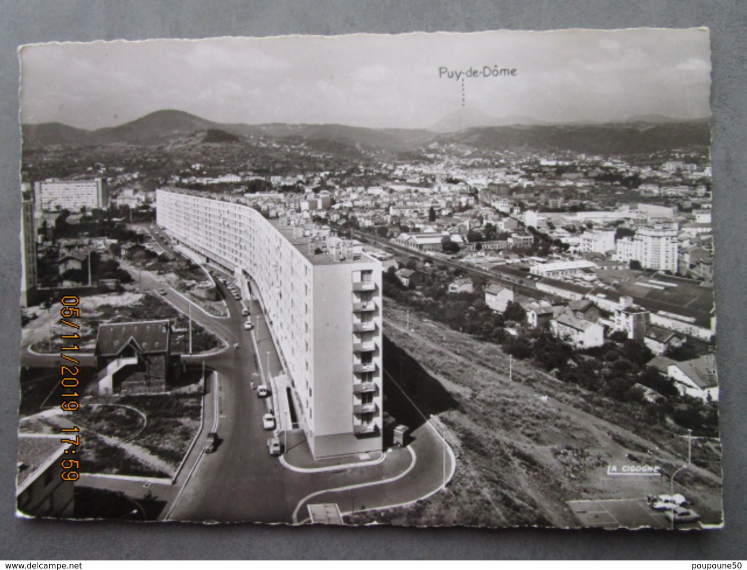 CP 63  CLERMONT FERRAND - La Muraille De Chine à Gauche La Cité Universitaire, Puy De Dôme  Vers 1960 - Clermont Ferrand