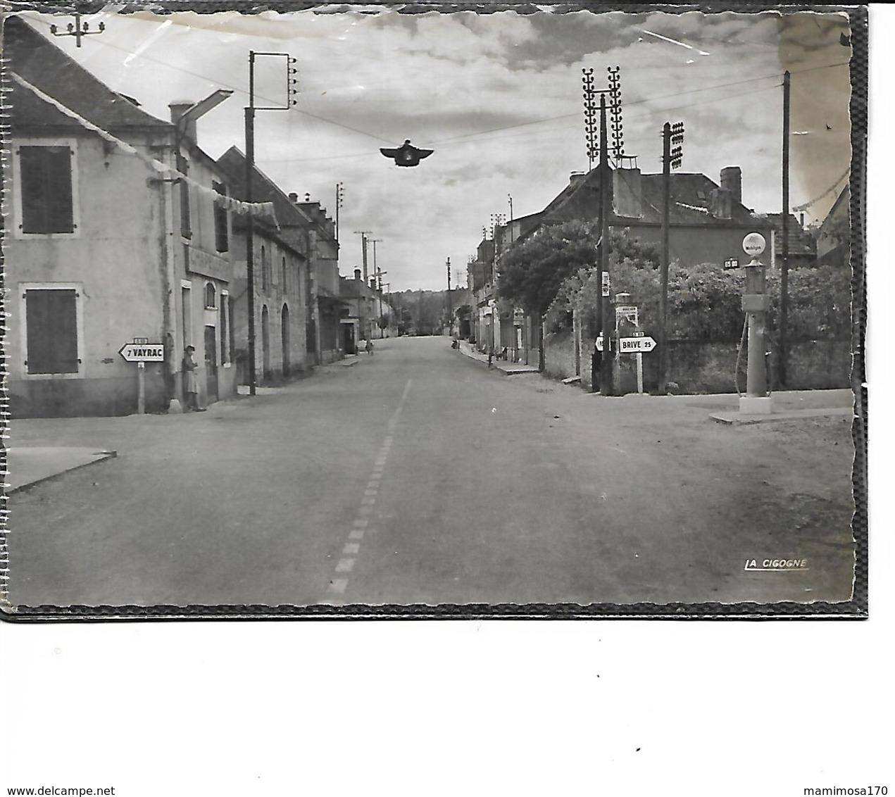 46-LES QUATRE ROUTES-(Vayrac)-Une Vue Animée De La Route De MARTEL*Pompe A Essence.*MOBILGAS* - Autres & Non Classés