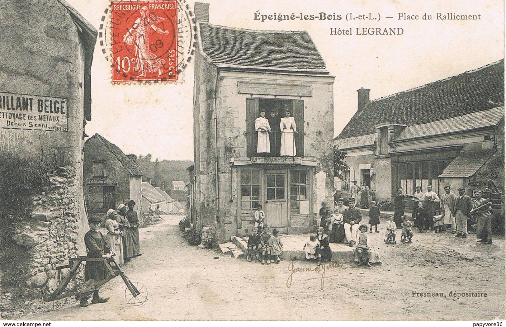 Epeigné Les Bois (Indre Et Loire) - Place Du Ralliement - Hôtel Legrand - Bicyclette Artisanale - Animée - Autres & Non Classés