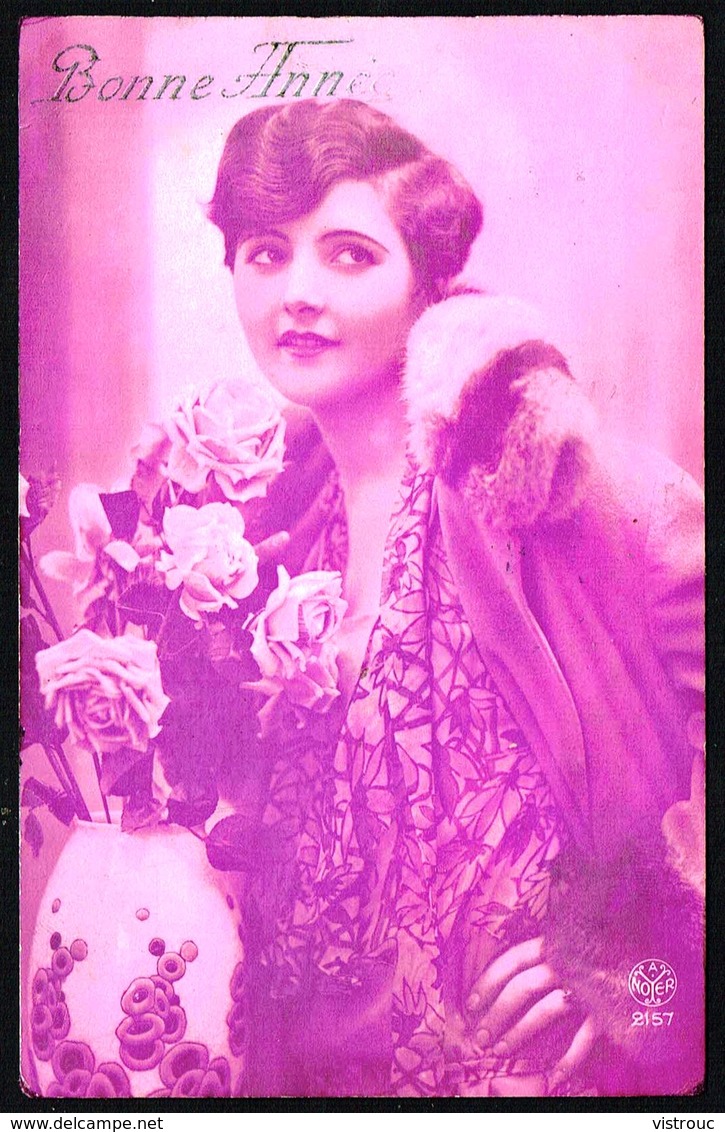 FEMME - CP - Jeune Femme Avec Bouquet De Fleurs Sur Fond Lilas - Circulé - Circulated - Gelaufen - 1931. - Femmes