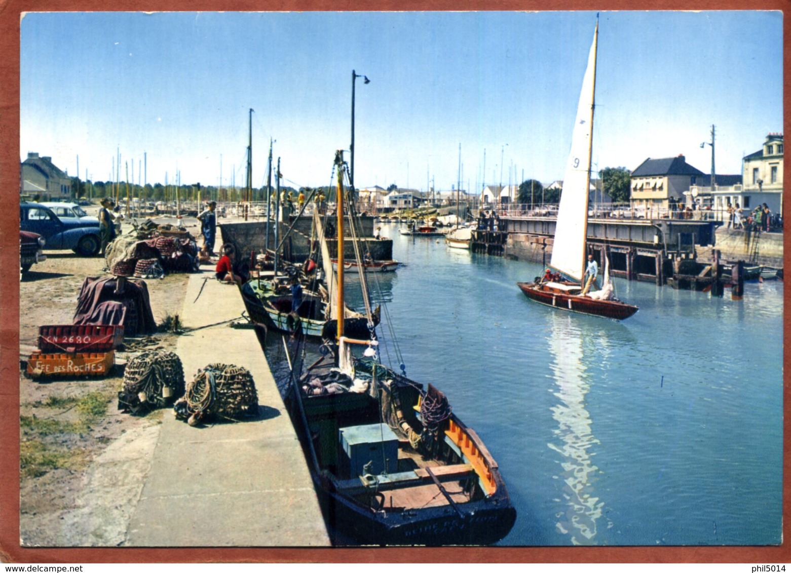 14   CPSM  De COURSEULLES-SUR-MER   Yacht Sortant Du Port    Très Bon état - Courseulles-sur-Mer