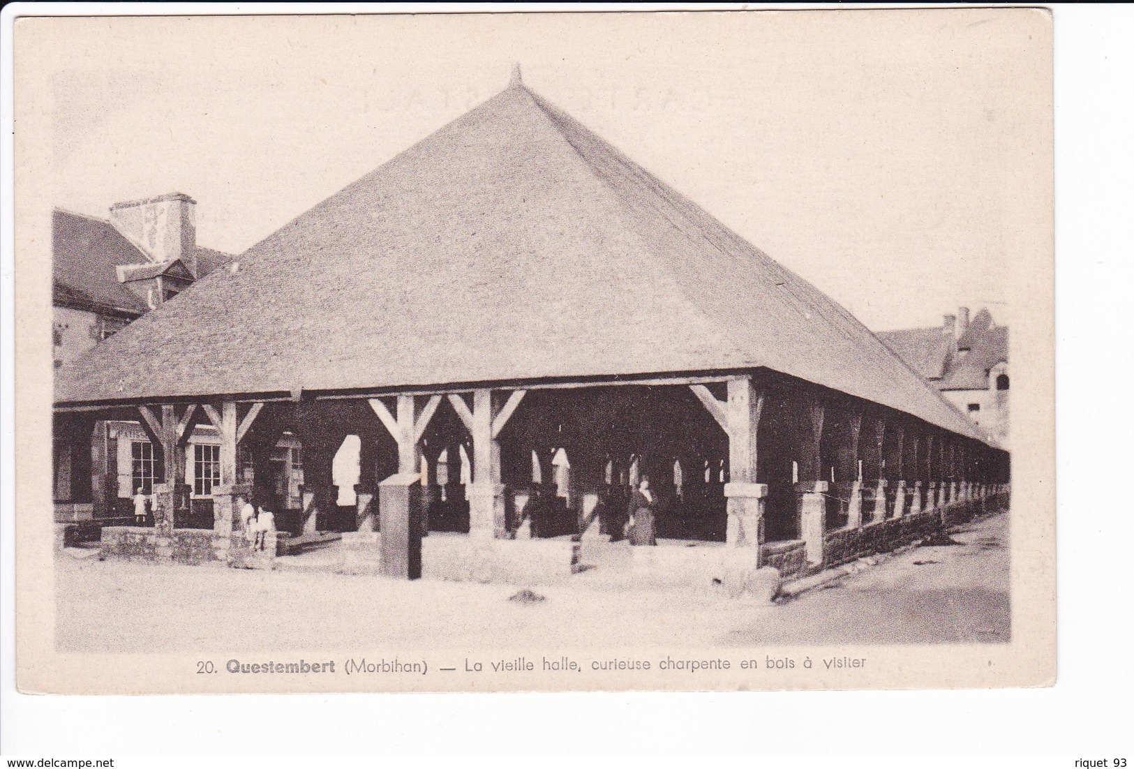 20 - Questembert - La Vielle Halle, Curieuse Charpente En Bois à Visiter - Questembert