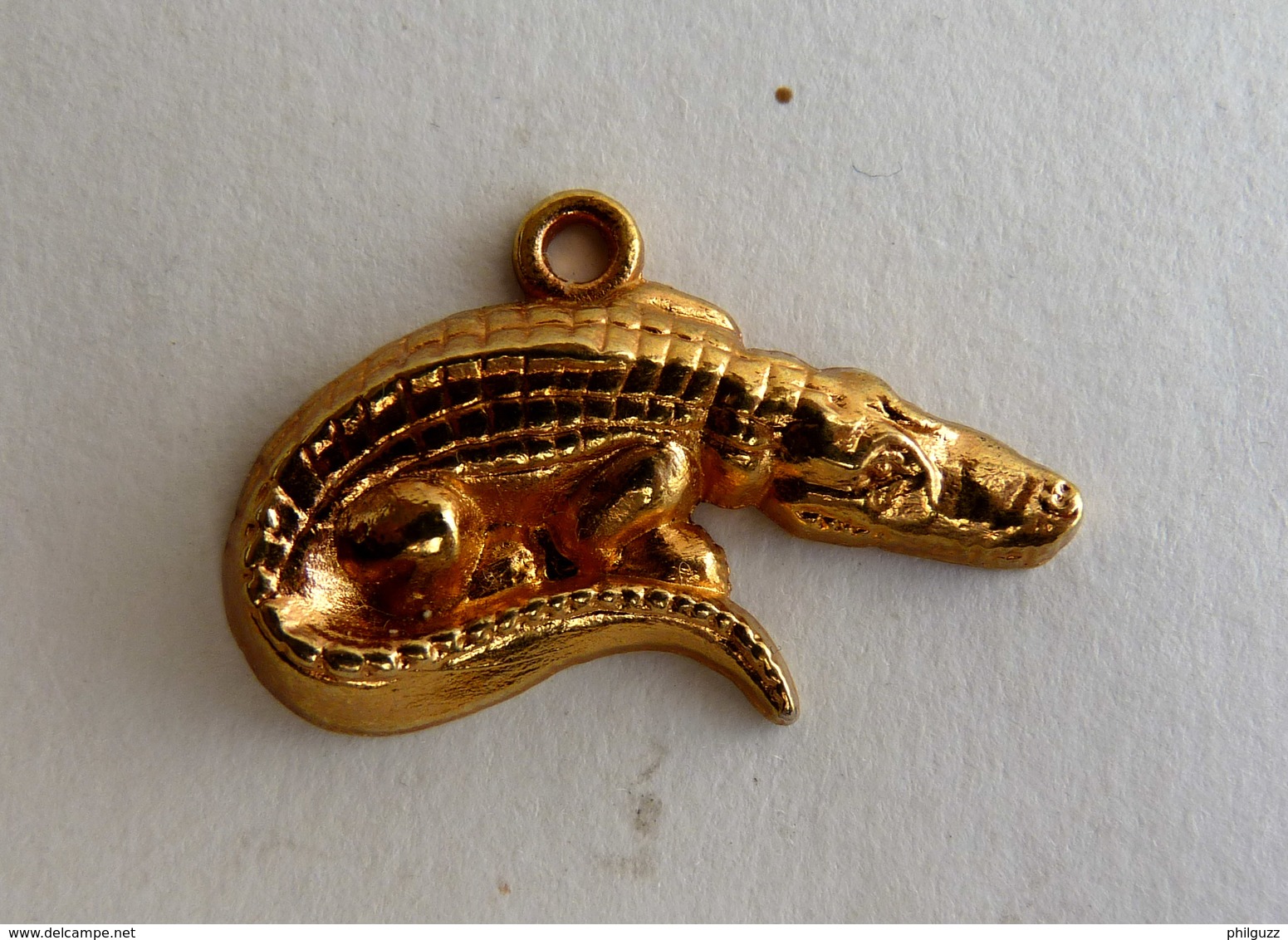 FEVE METAL DORE MEDAILLON PENDENTIF WWF 1986 ANIMAUX LE CROCODILE NON MARQUES - Animals