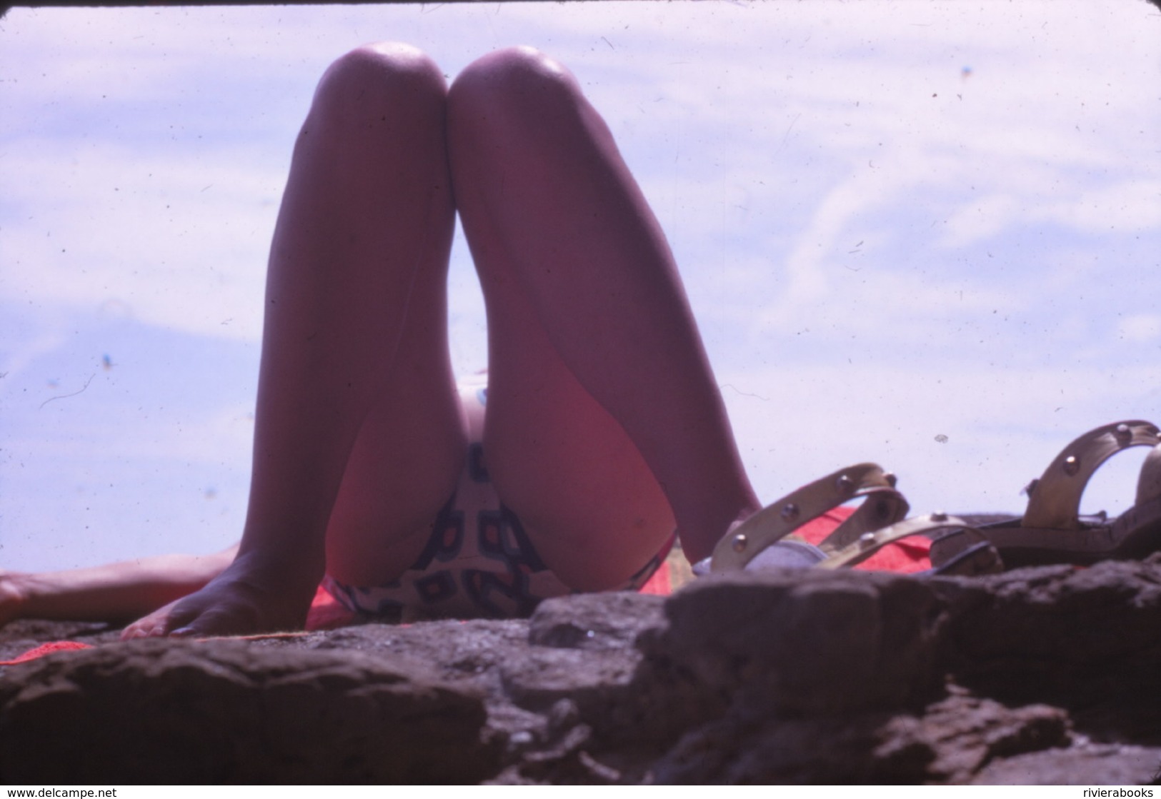 M36 - Femme Jambes Sexy à La Plage 1969 Maillot - Diapositive Photo 1 - Pin-Ups