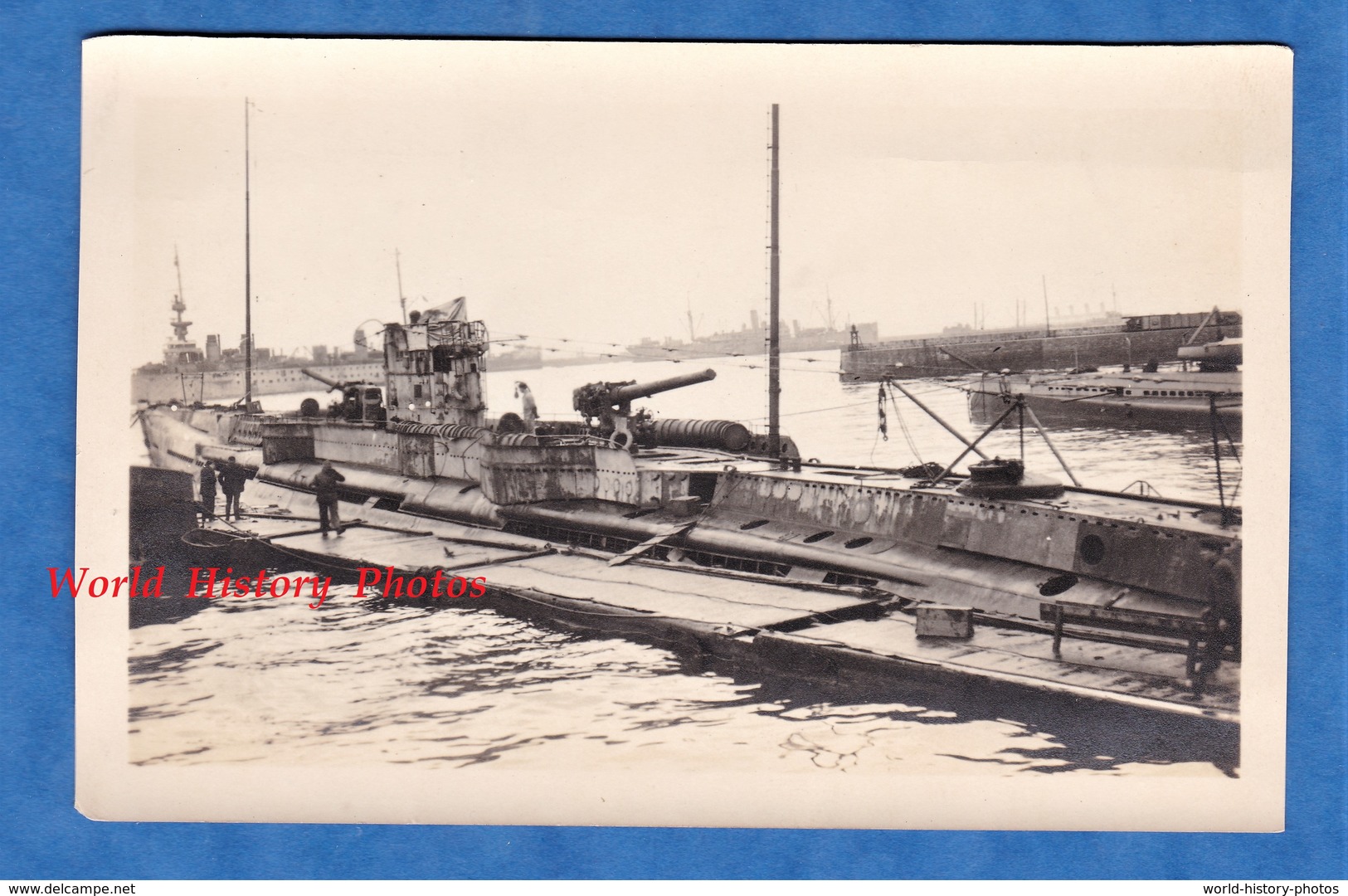 Photo Ancienne D'un Soldat Américain - BREST - Sous Marin Allemand Au Port - 1918 - WW1 German Submarine Canon Gun - War, Military