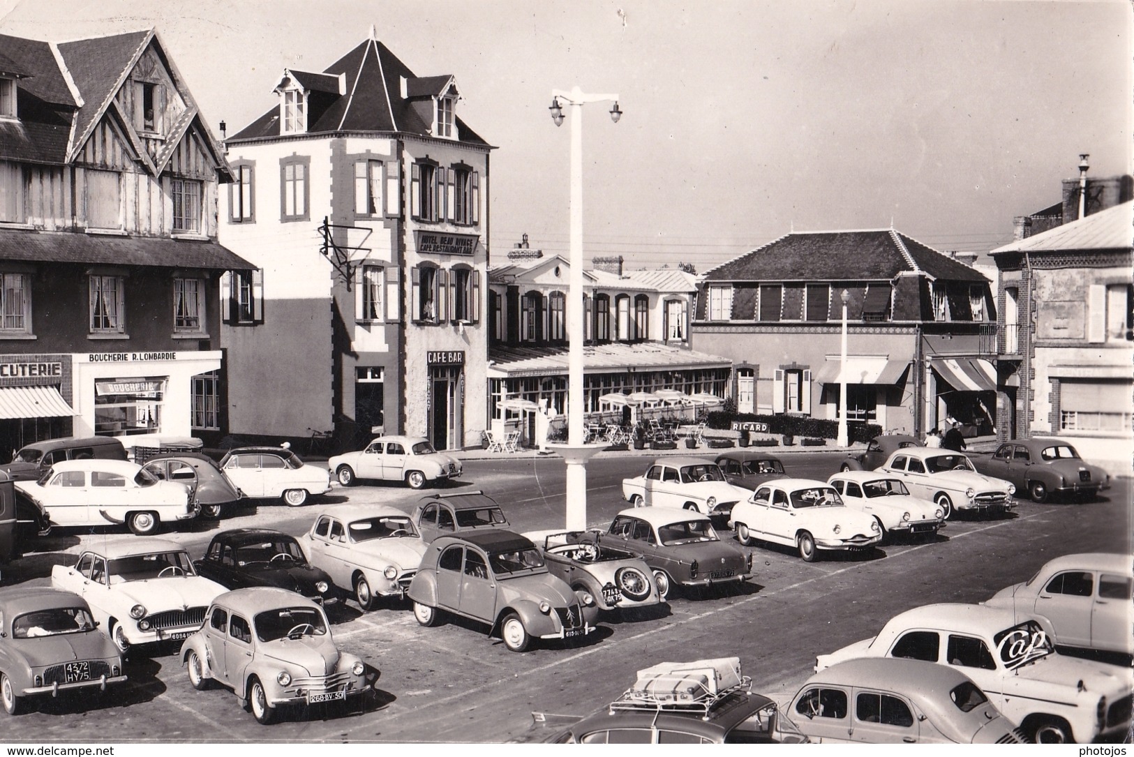 CPSM   Coutainville (50)   La Place De Gaulle  Voitures Renault Dauphine, 4 Cv, Citroën 2 Cv, Peugeot, Dyna, Ford .... - Autres & Non Classés