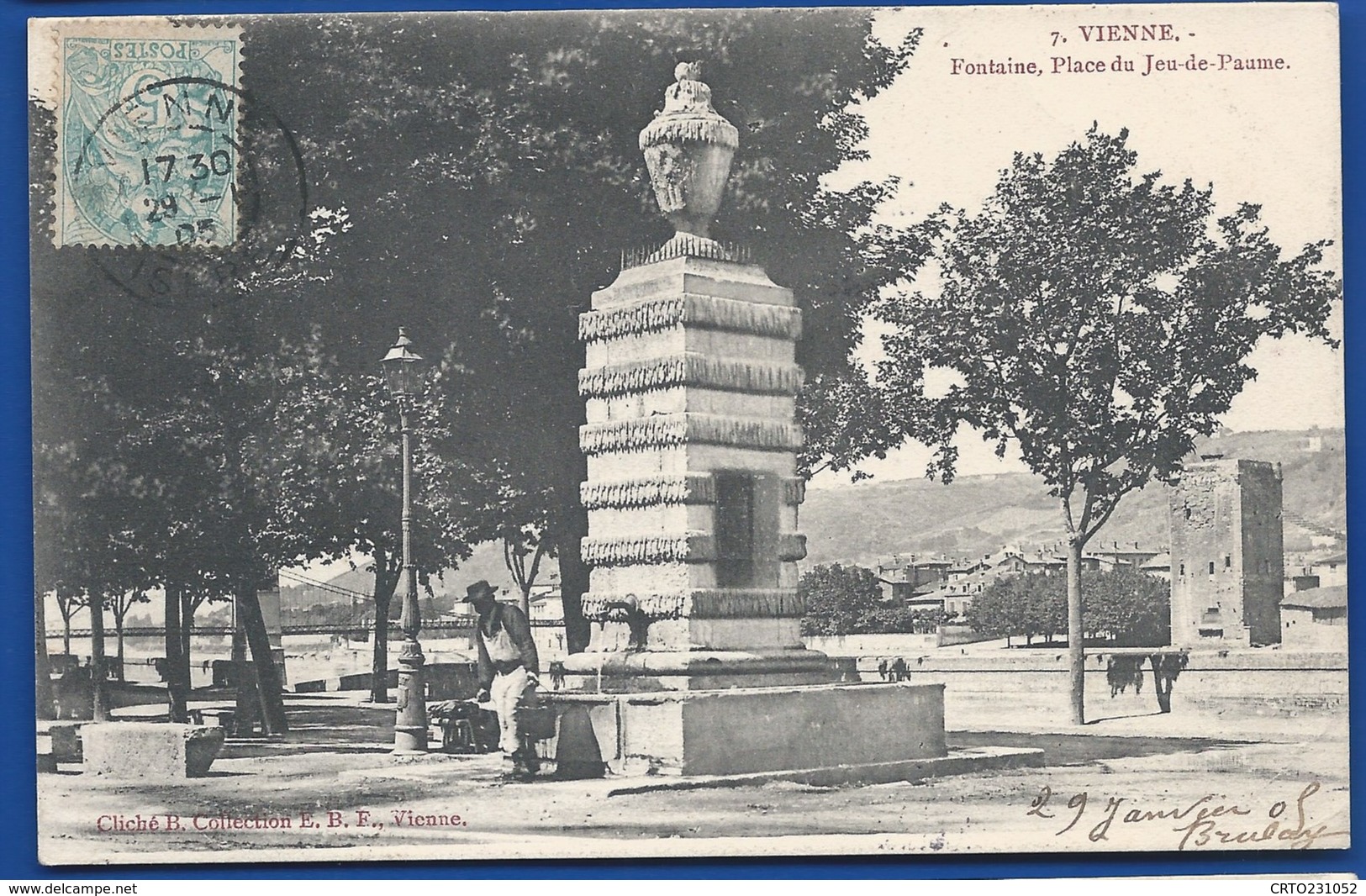 VIENNE    Fontaine Place Du Jeu De Paume      Animées     écrite En 1905 - Vienne