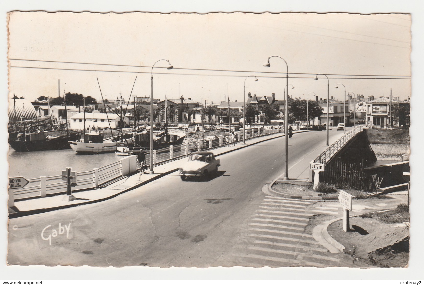 85 St Gilles Sur Vie N°40 Le Port En 1965 Simca Aronde P60 Pont Sur La Vie Bateaux PUB Caltex For Bril Forvil Faïences - Saint Gilles Croix De Vie