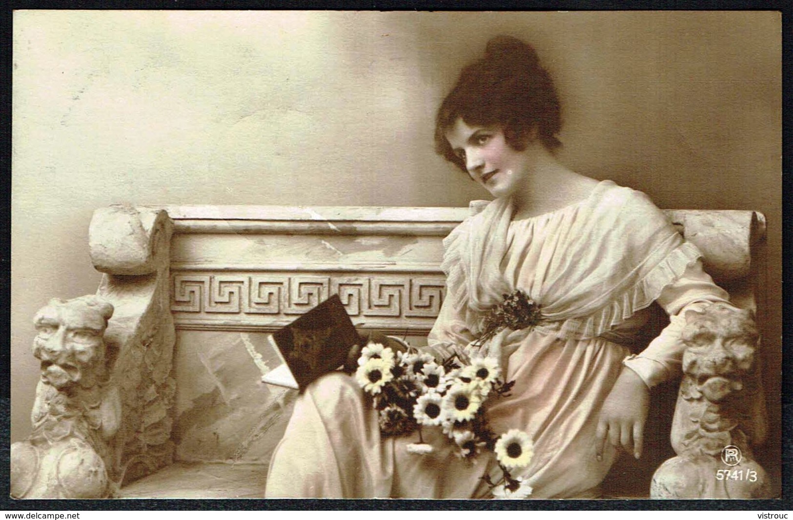 FEMME - CP - Jeune Femme Assise Sur Un Banc - Circulé - Circulated - Gelaufen - 1919. - Femmes