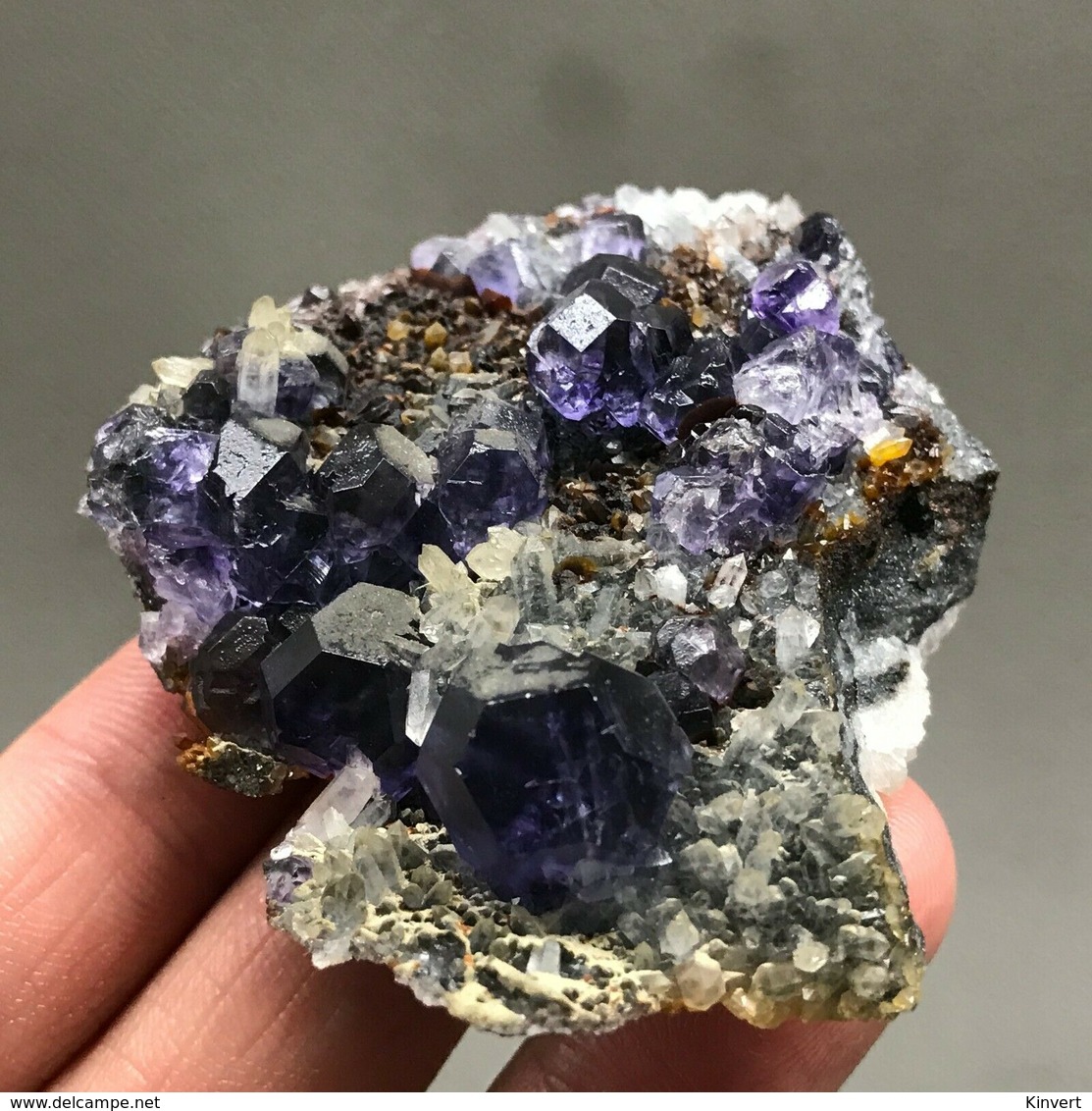 Fluorite bleue avec quartz fumé, Fujian, Chine, 85 g., 6,8 x 5,3 x 2,3 cm.