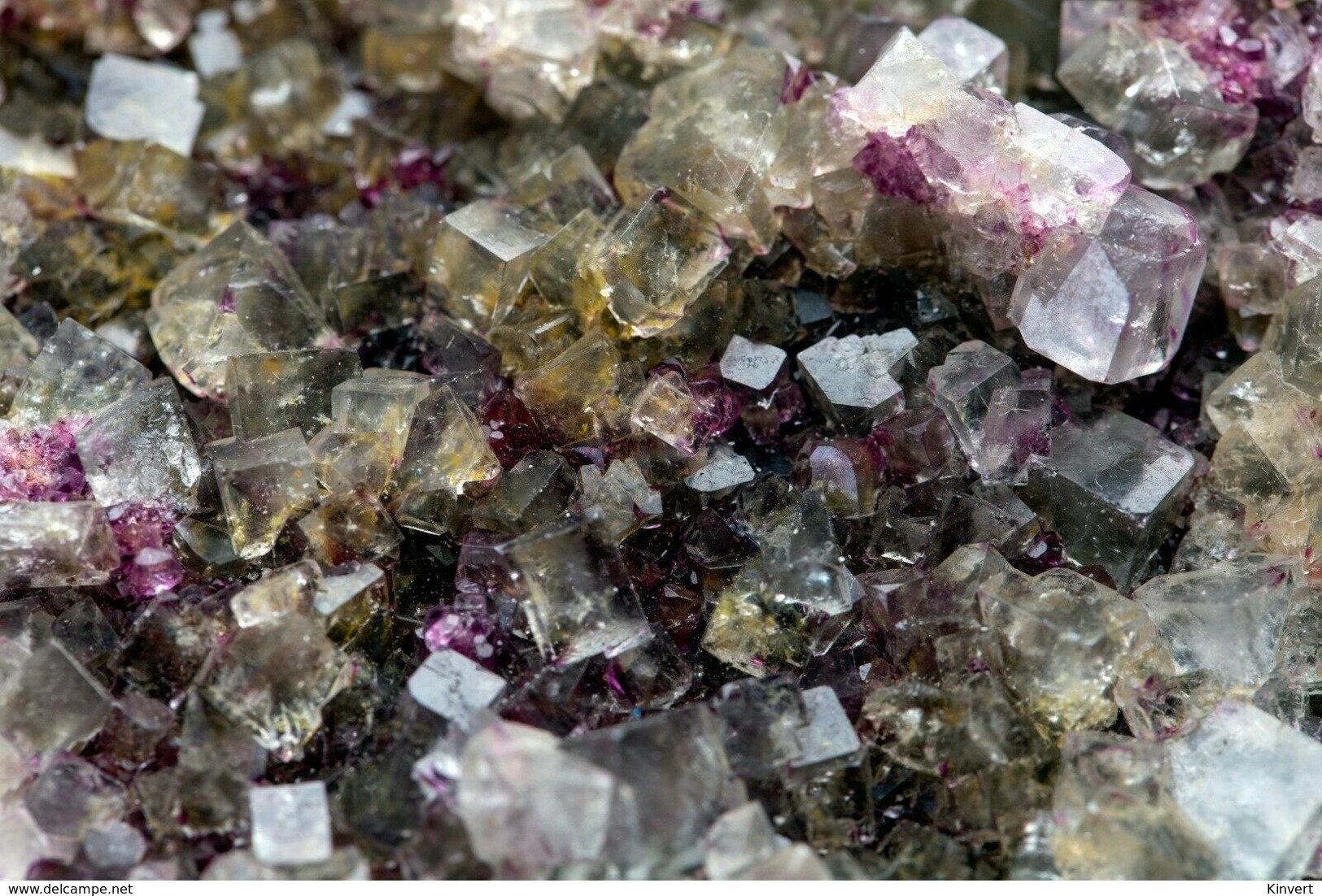 Fluorite Avec Reflets Jaune Et Violet, Okorusu, Namibie. 269 Gr. 13,7 X 8,7 X 3,2 Cm. - Mineralien