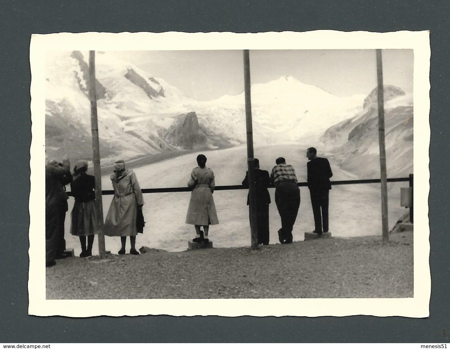 Photo Ancienne Un Groupe De Touristes Observant Une Montagne Sommet Enneigé Derrière Une Barrière - Altri & Non Classificati