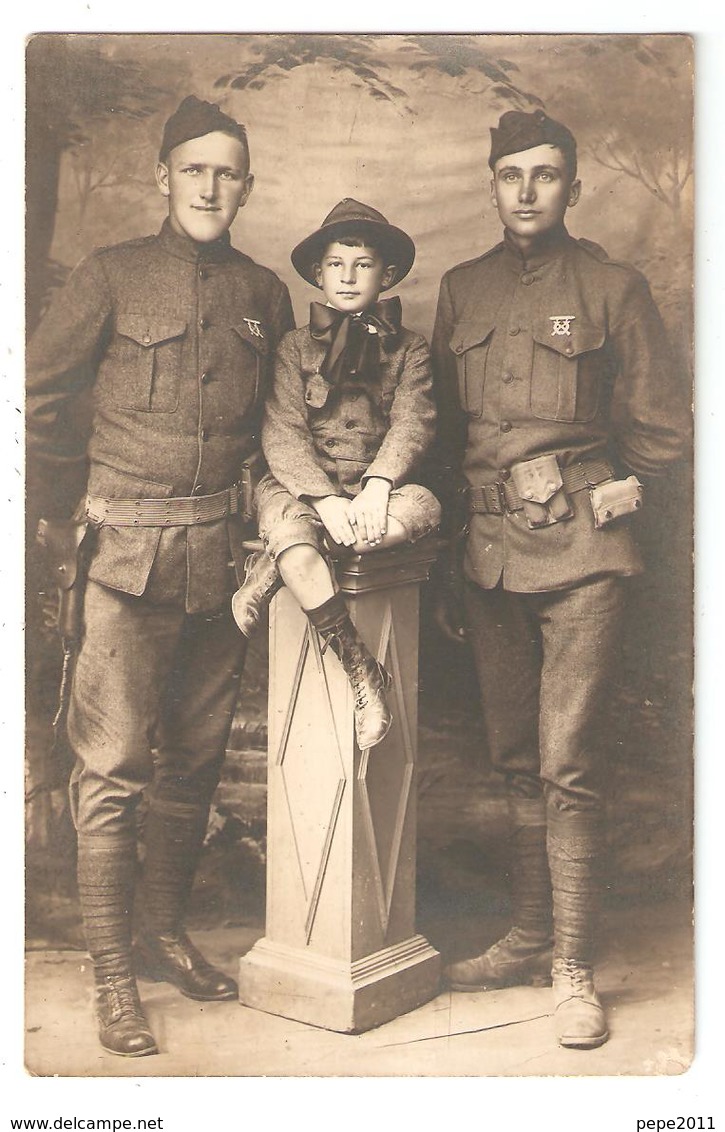 Carte Photo Originale De 2 Soldats Américains Et D'un Enfant Pendant La Guerre 14 -18 - Uniforme, Pistolet, Insignes - Weltkrieg 1914-18