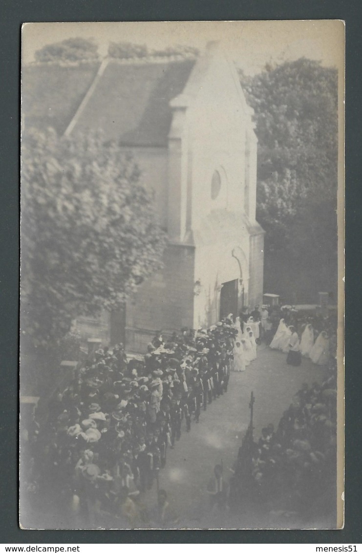 CPA Carte Photo Une Procession Religieuse à La Sortie De L'église Après Cérémonie De Communion Communiantes Communiants - To Identify