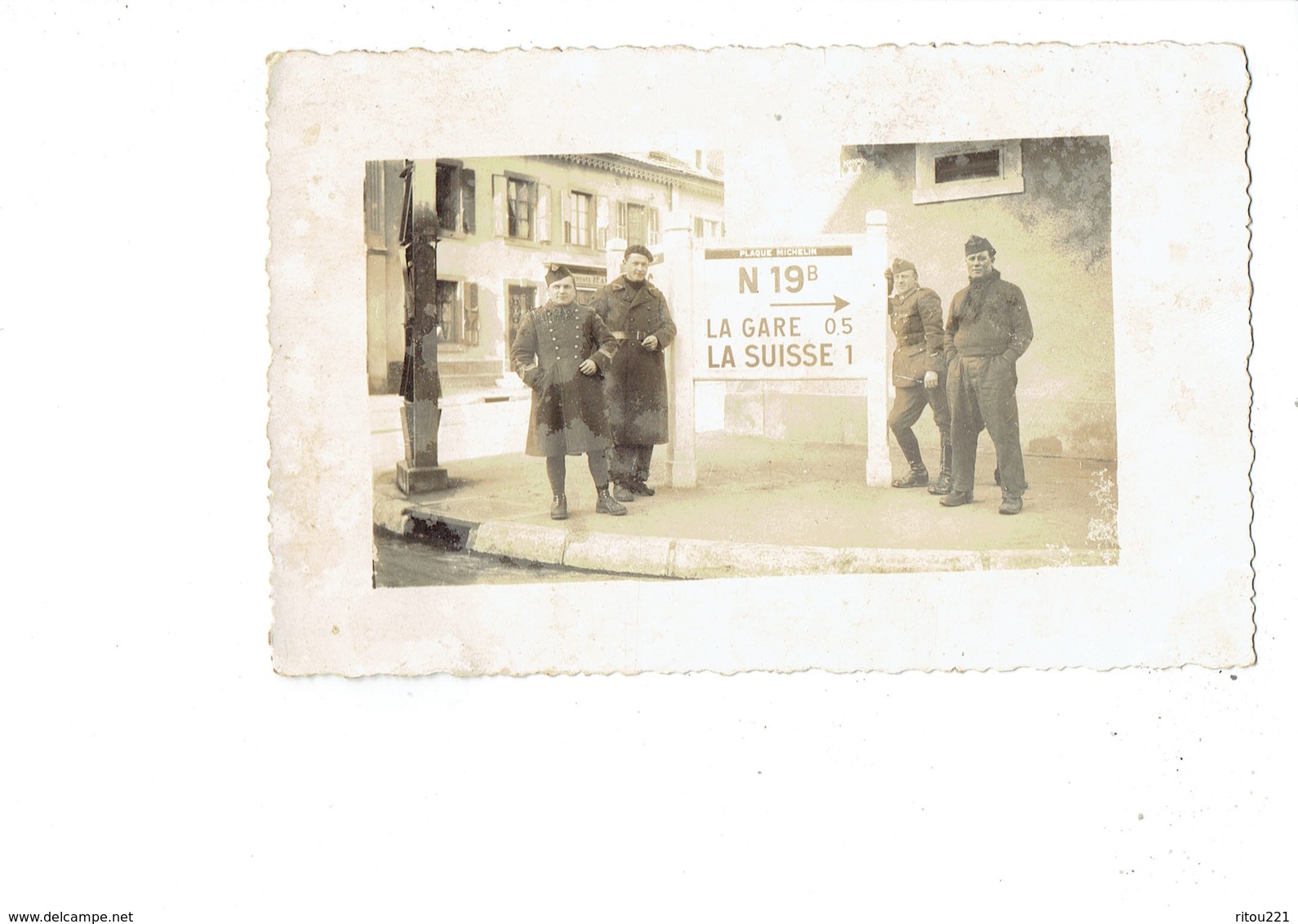 Carte Photo - DELLE - Frontière Franco Suisse - Plaque MICHELIN RN 19b La Gare / La Suisse - Soldat Uniforme - Delle