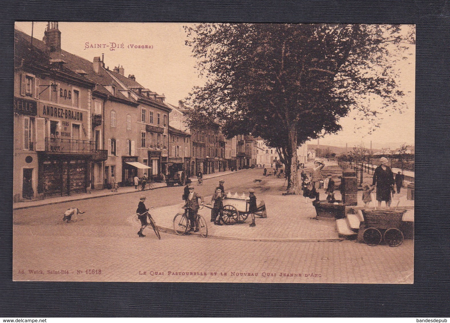 St Saint Die (88) Quai Pastourelle Et Nouveau Quai Jeanne D'Arc ( Animée Marchand De Glaces Ambulant Ad. Weick) - Saint Die