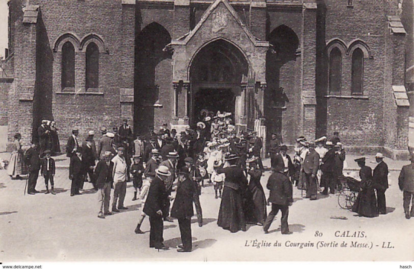 2106  183 Calais, L'Eglise Du Courgain (Sortie De Messe) - Calais