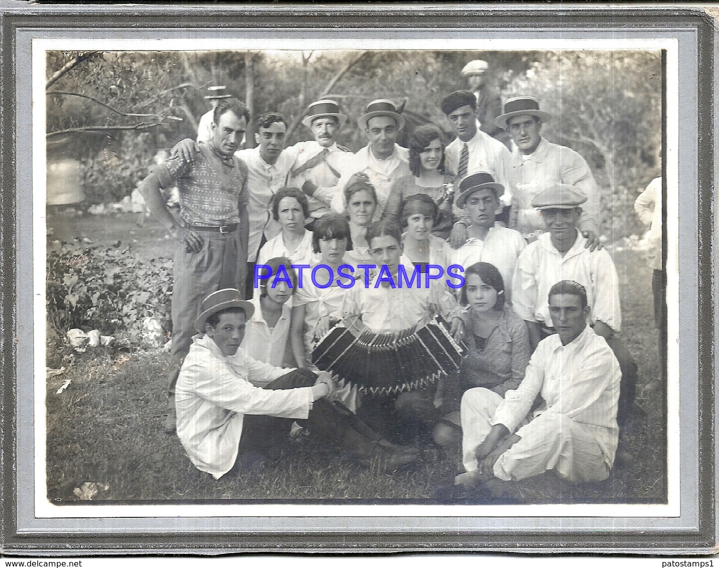 112222 ARGENTINA COSTUMES PEOPLE AND BOY TOUCHING BANDONEON TANGO PHOTO NO POSTAL POSTCARD - Argentina