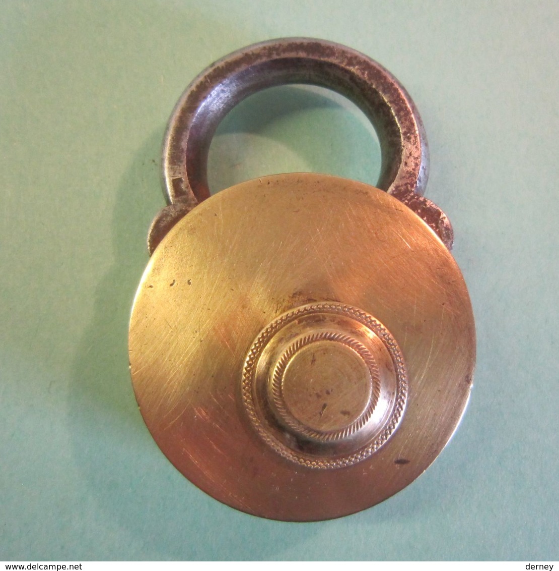 CADENAS ANCIEN, ROND, EN LAITON SANS CLE - Autres & Non Classés